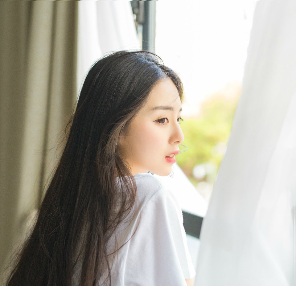 春是场无尽旅途，欢声笑语，踯躅彷徨，走过的是岁月，路过的是迷茫。向前，是希望极光;回首，是悠长深巷，拿着车票继续风雨兼程，又何妨?